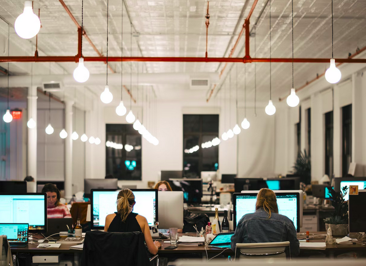 People-sitting-on-chair-in-front-of-computer-photo-–-Free-Office-Image-on-Unsplash